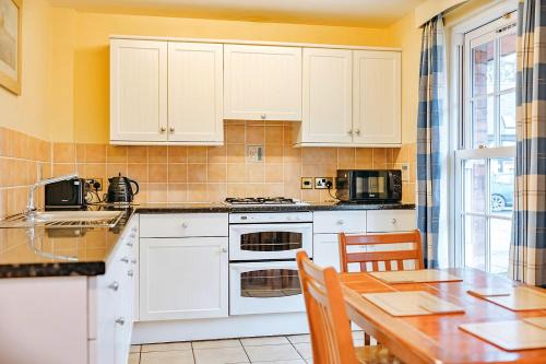 Eaton Mascott Casa | Finest Retreats - Netley Hall - Jasmine