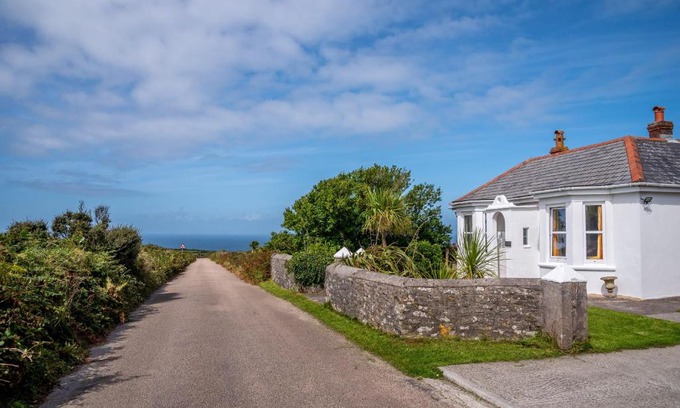 Pendeen Casa | Finest Retreats - Western Watch - Sea Views, Pets Accepted, Sleeps 6