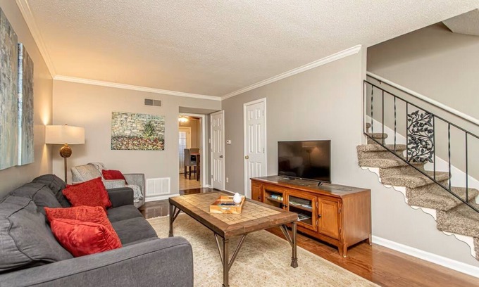 Briarwood Apartamento | Finley-2 Bed Apt in Midtown near St. Vincent UAMS UALR- Convenient Parking
