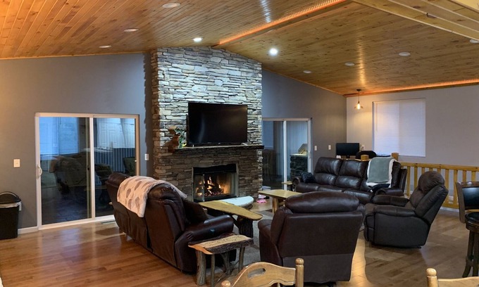 Johannesburg Casa | Finnegan RoadHouse - 7 habitaciones, 5 baños, en 10 acres: Snowmobiler's Paradise!
