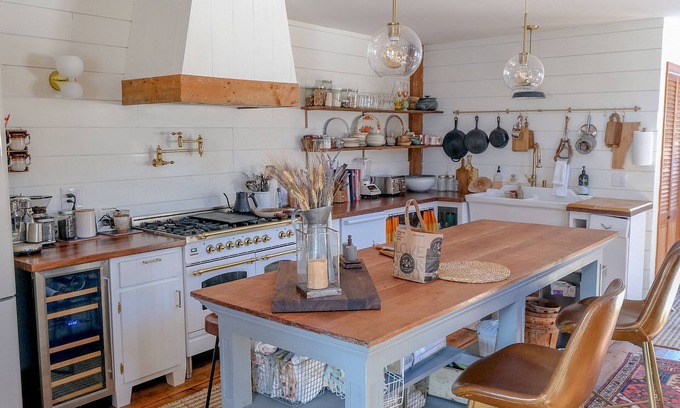 Westford Casa | Finnegan's Barn - Retro Rustic Mansfield/Smuggs
