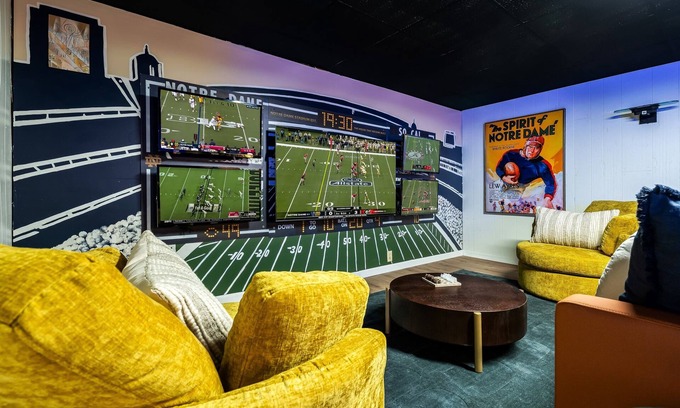South Bend Casa | Finnish Sauna | Jumbotron Bar | Gym | Near ND
