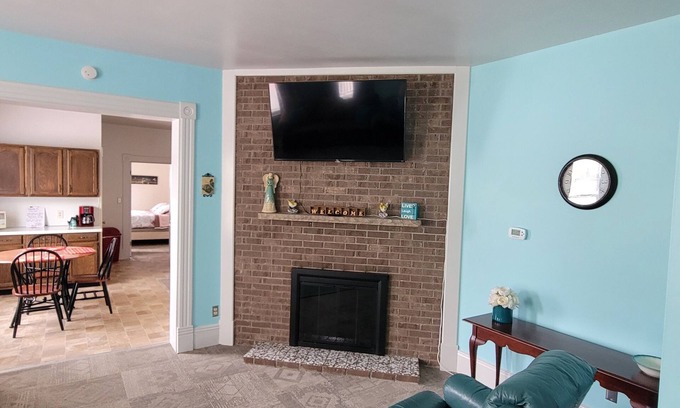 Owosso Casa | Fins Inn Apt A