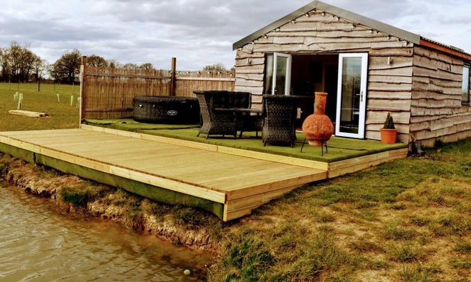 Kirk Sandall Cabina | Fir Cone Cabin, set in the beautiful countryside next to a private fishing lake.