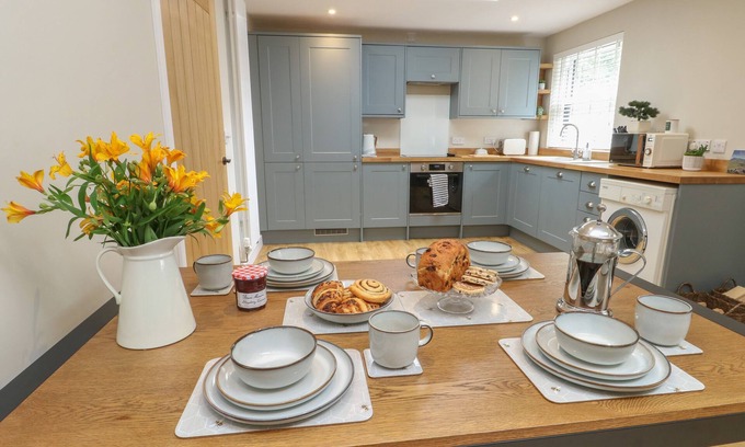 Llanrug Cabaña | FIR TREE COTTAGE, pet friendly, with a garden in Llanrug