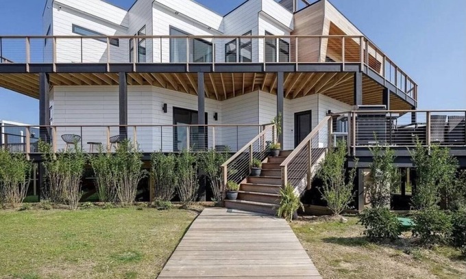 Ocean Bay Park Casa | Fire Island White House - Ocean Bay Park 5 Bedroom Bayview Home - Sleeps 18!