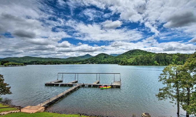Hiawassee Casa | Fire Pit and Boat Dock Lake Chatuge Townhome!