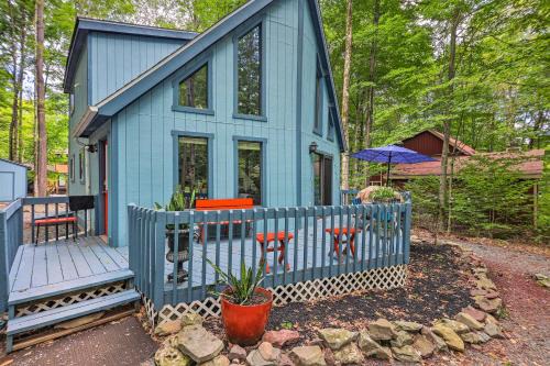 Pocono Lake Casa | Fire Pit and Deck Colorful Cabin in Pocono Lake!