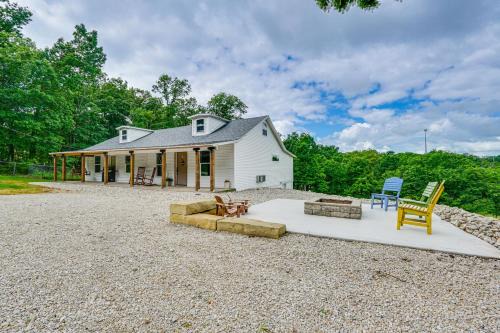 Lake Ozark Casa | Fire Pit and Grill Pet-Friendly Lake Ozark Cabin!