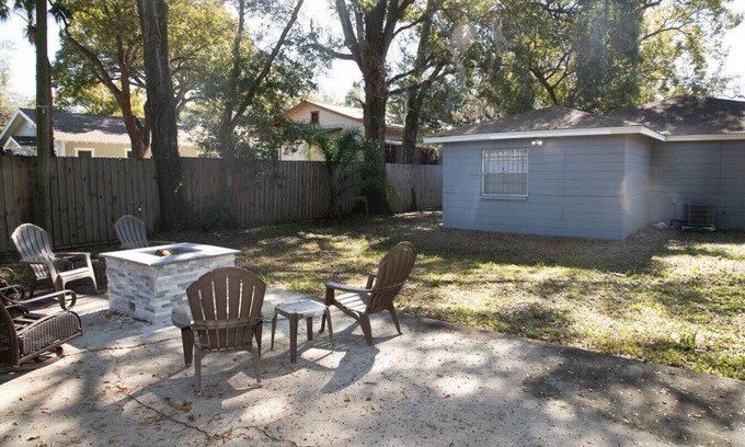Tampa Heights Apartamento | Fire Pit Fenced Backyard Board Games