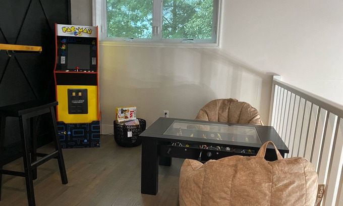 Tobyhanna Chalet De Esquí | Fire Pit* HOT TUB* PlayRoom*Fireplace*SmartTVS