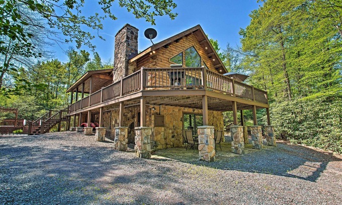 Long Pond Cabina | Fire Pit & Hot Tub: Poconos Family Cabin!