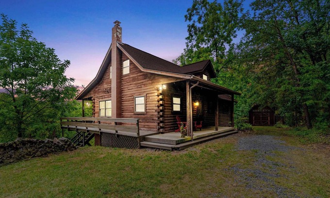 Baker Chalet De Esquí | Fire Pit, Large Yard, Dog Friendly near Lost River