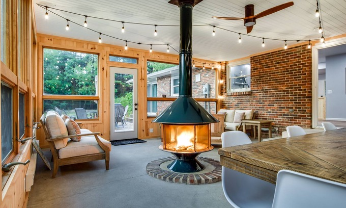 Baraboo Casa | Fire Pit! Patio! Game Room! Hot Tub! Sun Room! Minutes to Baraboo & Dells