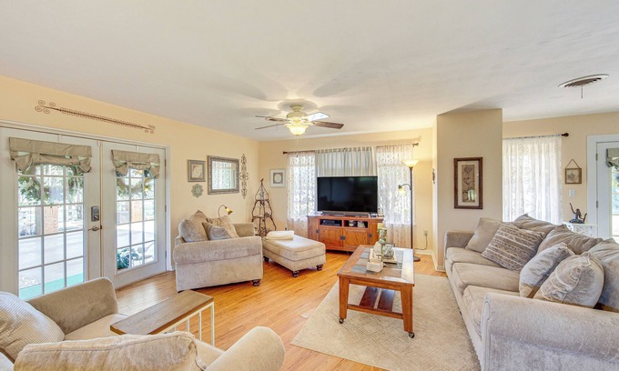 Alto Casa | Fire Pit & Patios: Peaceful Alto Getaway!