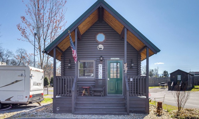 Sevierville Cabina | Fire Pit + Pool Access: Cozy Cabin in Sevierville!