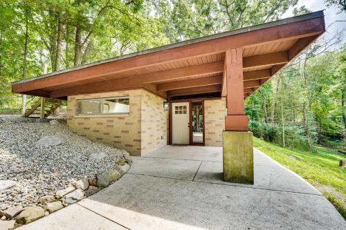 Vandercook Lake Casa | Fire Pits and Grill Lakefront Jackson Home