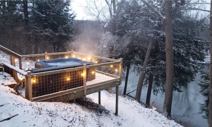 New Richmond Cabina | Fire & Water | Rejuvenating Stay on the Riverbend