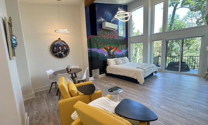 Eureka Springs Cabina | Firefly 2, luxury lakeside treehouse w/ hot tub, BBQ, extra parking, boat put-in
