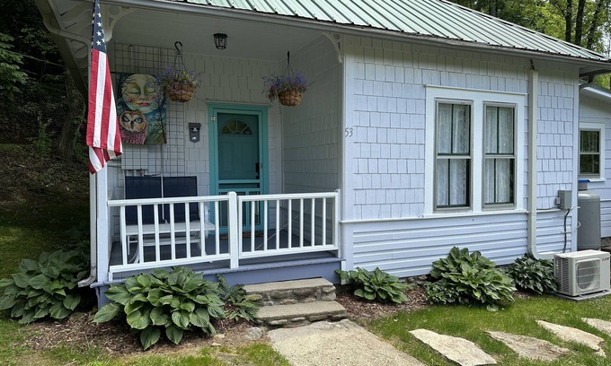 Sylva Cabaña | Firefly Cottage a historic getaway in Balsam, NC