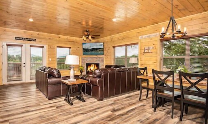 Pigeon Forge Complejo | Firefly is a spacious, yet cozy, four-bedroom cabin in Bear Cove Falls.