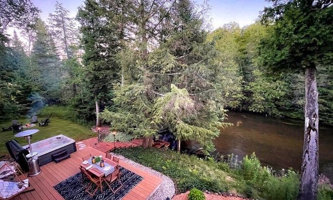 Mayfield Casa | Firefly Lodge on the Boardman River!