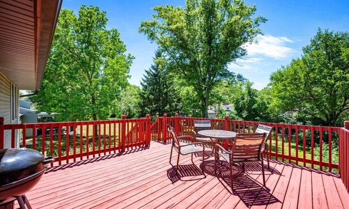 Wayne Casa | Firepit & 10mins to Speedway - Westside Splendor