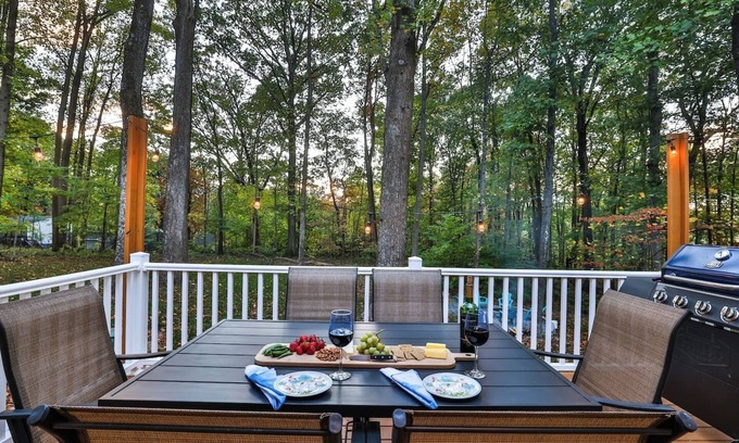 Millville Casa | Firepit BBQ Hot Tub King Full Kitchen SmartTV Pets
