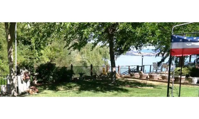 Lakeport Casa | Firepit, Clearlake, Lakeport CA, King bed Waterfront boat/dock Fishing.