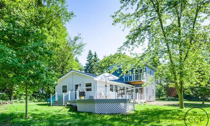 Montague Cabaña | Firepit, Deck & Views | Stairs to Lake Michigan