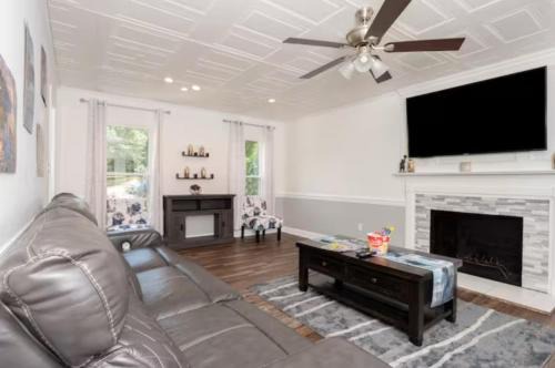 Kernersville Casa | Firepit Games Grill Hot Tub Arcade & King Bed