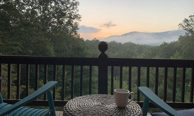 Mineral Bluff Cabina | Book for Fall Now! Firepit, Hot Tub, Views, Game Room, 3 King Beds & Paved Roads