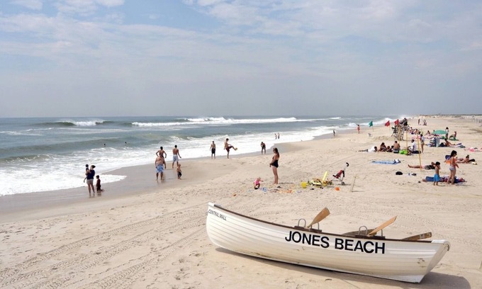 Long Island Casa | Selfie Walls/ Spacious Family Friendly Home/ Near Beaches/ Backyard Retreat!