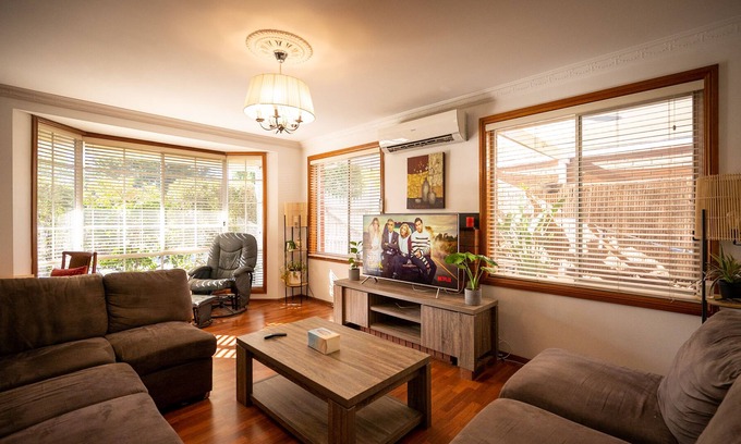 Hoppers Crossing Casa | Fireside Comfort, King Bed, Nursery. Hoppers Haven