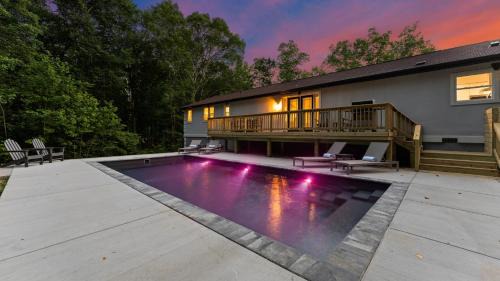 Mooresville Casa | Fireside Fun by AvantStay Sleeps 18 Waterfront Pool