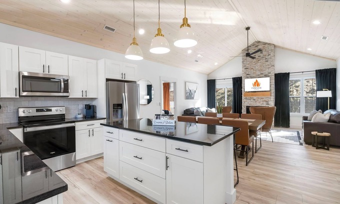 Branson Cabina | Fireside Retreat 🌲 Fire Pit 🔥 Hot Tub 💦 Lake Taneycomo Access