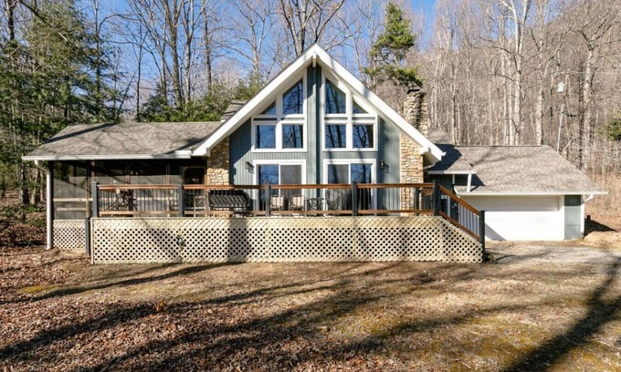 Old Fort Casa | Fireside Retreat - Hot Tub, WiFi
