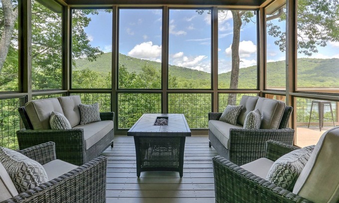 Big Canoe Casa | Fireside Sips, Soothing Hot Tub Soaks, Hiking Trails, Lakeside Dining & Scenic Golf - Field of Stars