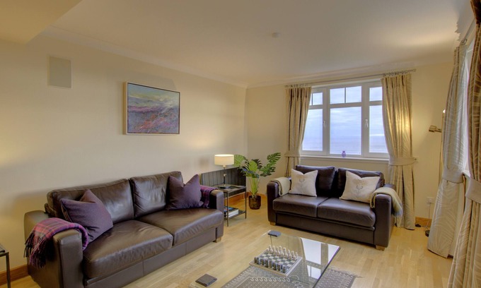 Brora Apartamento | First floor 2-bedroom apartment with views over the famous James Braid Brora Golf Course.