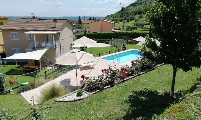 Castelvecchio Apartamento | Primer piso apto con terraza, jardín y piscina en el campo de Lucca