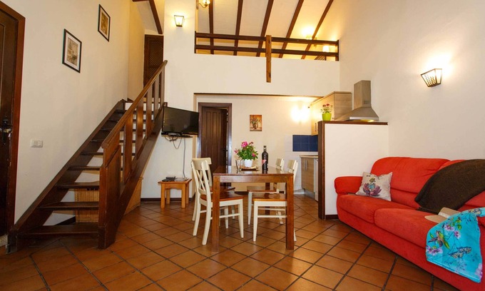 Robregordo Apartamento | Duplex en primera planta con dormitorio abuardillado en altura y chimenea.