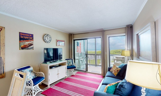 Atlantic Beach Condominio | First-Floor, Oceanfront Condo with a Beach View, WiFi, W/D & Shared Pool