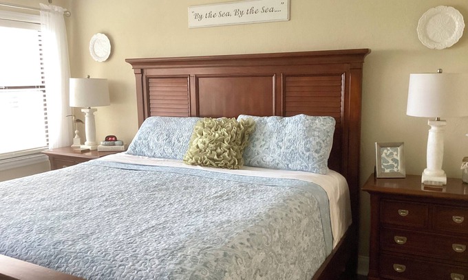 New Smyrna Beach Condominio | First Floor Paradise - 2BR Condo - Just Steps to the Beach!