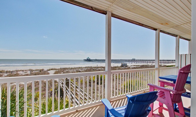 Folly Beach Villa | Villa en el primer piso con vistas a la playa y al mar desde un amplio balcón