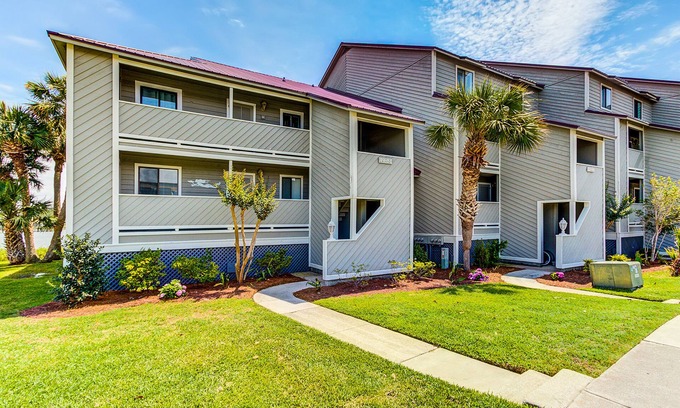 Folly Beach Villa | Villa en el primer piso con magníficas vistas al río y piscina comunitaria / muelle / canchas de tenis.