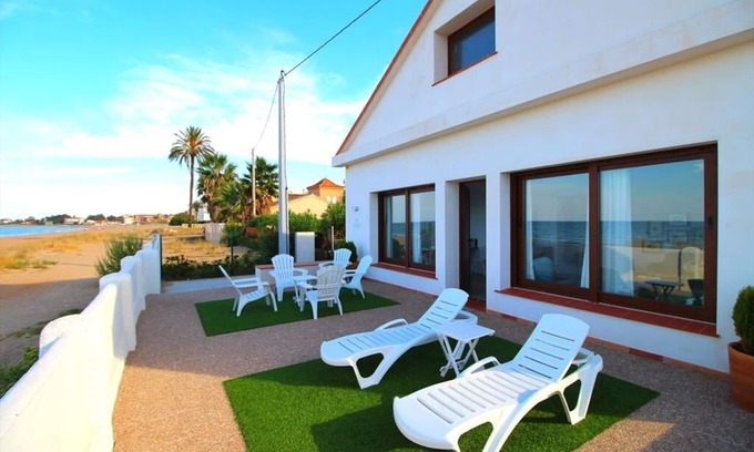 Molinell Villa | VILLA EN PRIMERA LÍNEA DE PLAYA CON VISTAS AL MAR. WIFI.