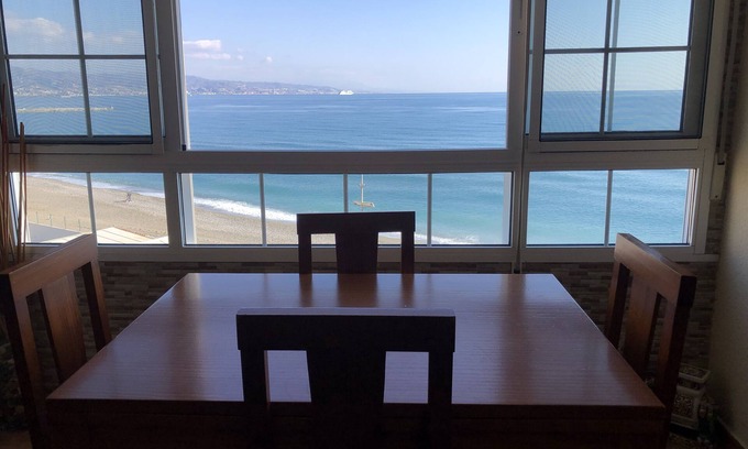 Carretera de Cadiz Apartamento | Primera línea de playa Málaga capital