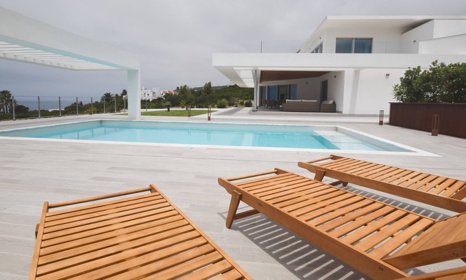Atlanterra Chalet De Esquí | Primera Villa Passivhaus en La Cala de los Alemanes con piscina, 5 dormitorios.