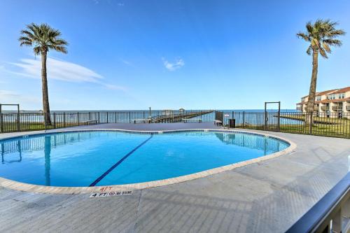 Harbor Oaks Apartamento | Fish and Swim Waterfront Rockport Condo with Views!