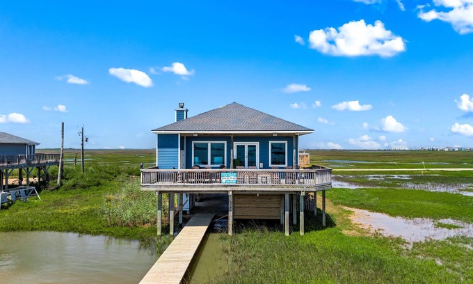 Surfside Beach Casa | Pesque desde su propio muelle privado, vistas tranquilas de la bahía y puestas de sol perfectas